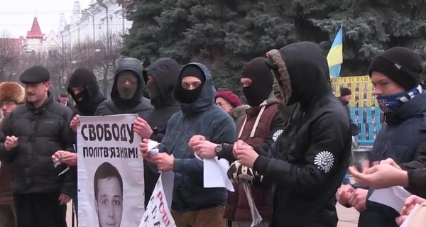 Житомирские активисты могут сесть на 4 года за порванные портреты Порошенко