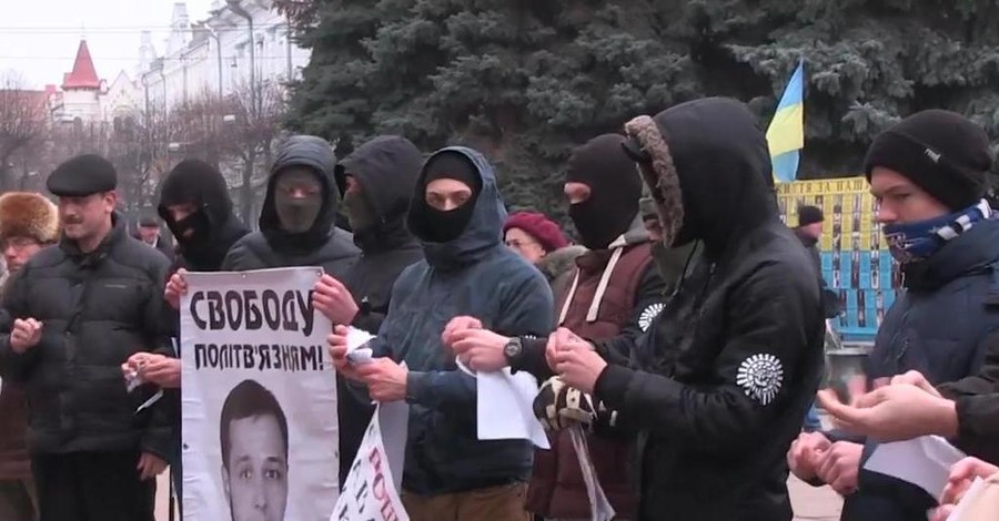Житомирские активисты могут сесть на 4 года за порванные портреты Порошенко