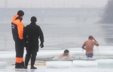 В Днепропетровске в крещенские воды окунулись военные