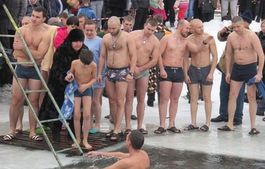 В Луганской области военные устроили крещенские купания