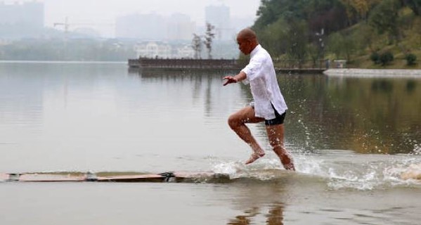 Шаолиньский монах установил рекорд в беге по воде – 120 метров