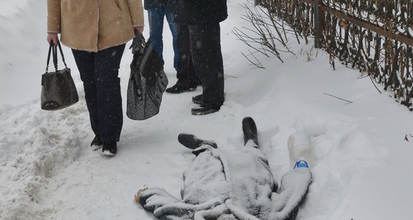 В Омске мертвая женщина несколько часов пролежала посреди тротуара