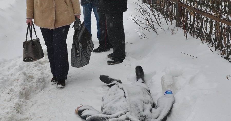 В Омске мертвая женщина несколько часов пролежала посреди тротуара