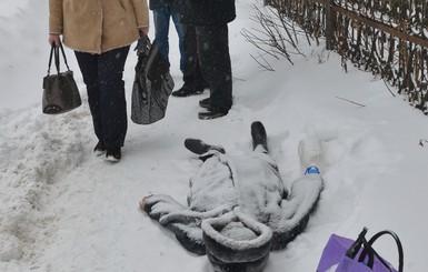В Омске мертвая женщина несколько часов пролежала посреди тротуара