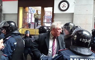 В Харькове активисты пытаются люстрировать депутатов