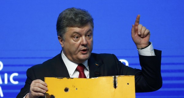 Порошенко привез в Давос часть расстрелянного под Волновахой автобуса