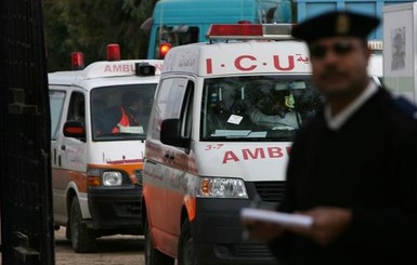 В Египте на шоссе столкнулись машина и пассажирский микроавтобус