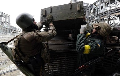 Минобороны: военные укрепились в районе донецкого аэропорта, бои продолжаются