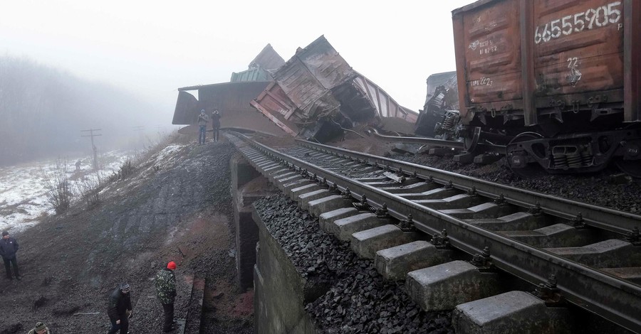 По взорванному мосту в Запорожской области уже пустили поезда