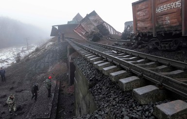 По взорванному мосту в Запорожской области уже пустили поезда