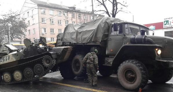 В Донецке столкнулись Урал, БТР и пассажирский автобус