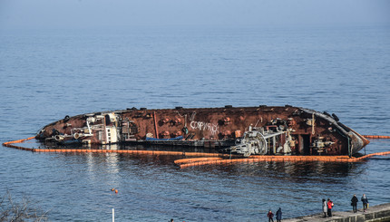 Под Одессой уже два месяца не могут убрать затонувший танкер Delfi