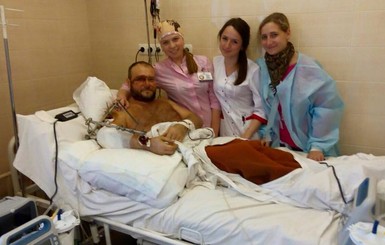 Появилось фото Яроша со шрамом после ранения и тремя медсестрами 