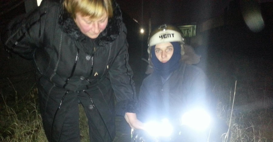 На Львовщине спасатели вытащили из канализационного коллектора щенка