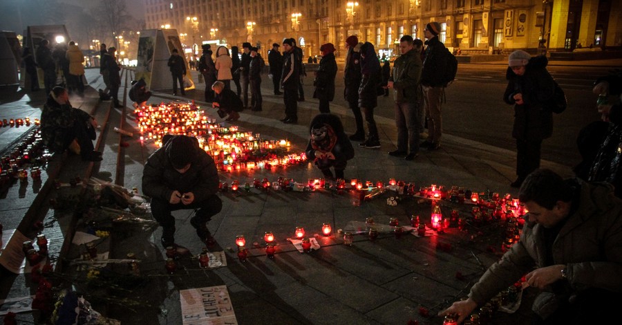 На Майдане почтили погибших в Мариуполе