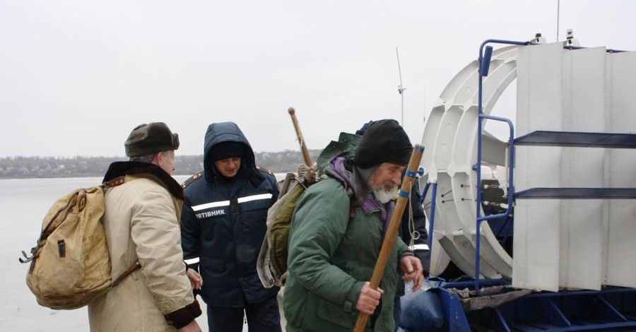 В Запорожской области на льдине унесло 16 рыбаков