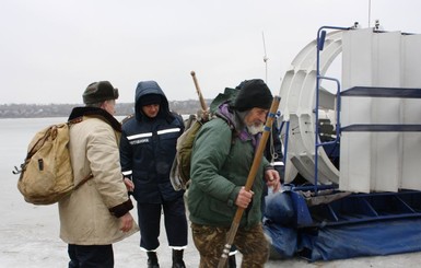 В Запорожской области на льдине унесло 16 рыбаков