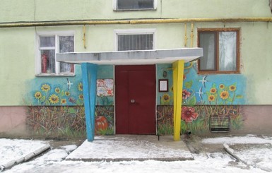 Переселенка с Луганщины разрисовывает дома полесского Здолбунова