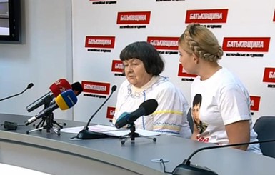 Мама Савченко сюрпризом приехала на пресс-конференцию к Тимошенко