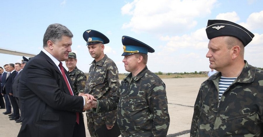 Депутаты Рады хотят, чтобы Порошенко мог отменять люстрацию военных