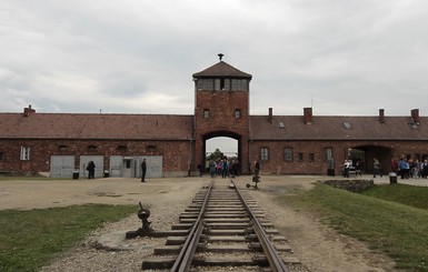 Порошенко в Польшу поехал с ветераном-освободителем Освенцима