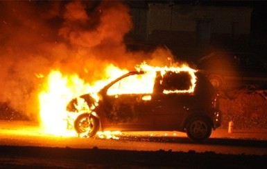 ЧП в Киеве: высоковольтный кабель взорвал автомобиль