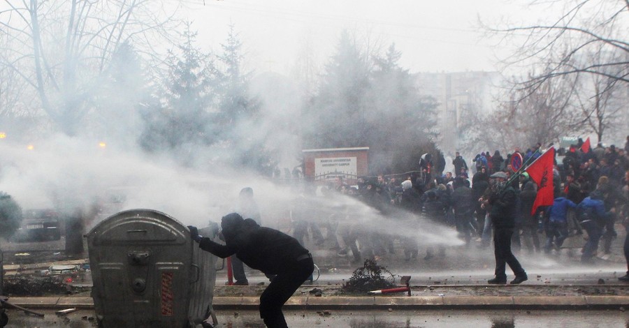 Протесты в Косово: полиция применила газ, несколько человек пострадали
