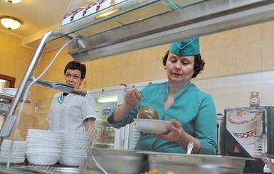 Младшеклассников в Киеве снова будут кормить бесплатно