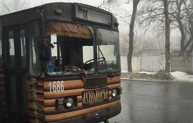 В Донецке снова обстреляли троллейбус и пункт выдачи гуманитарки, есть жертвы