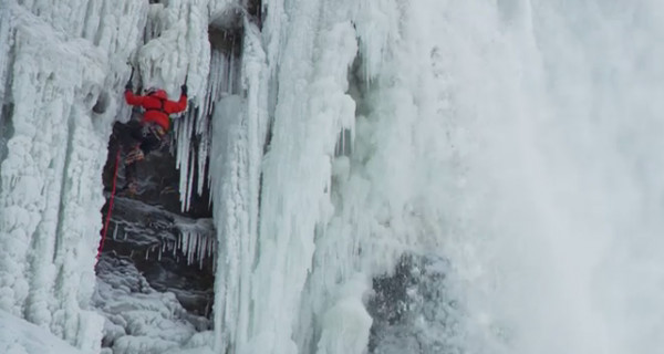 Альпинист из Канады впервые в мире взобрался на замерзший Ниагарский водопад