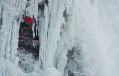 Альпинист из Канады впервые в мире взобрался на замерзший Ниагарский водопад