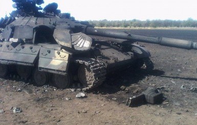Украинские пограничники взяли в плен экипаж танка, который свалился в ров