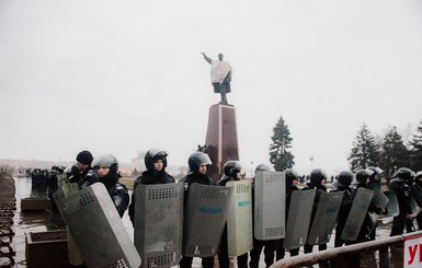Для защиты памятника Ленину запорожские силовики использовали слезоточивый газ