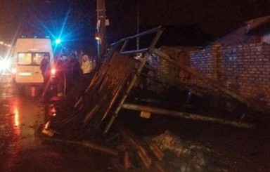 Непогода повалила навес на остановке в Днепропетровске