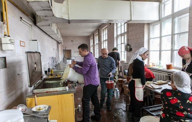 Запорожские волонтеры  приготовили для бойцов 2,5 тыс. литров борща