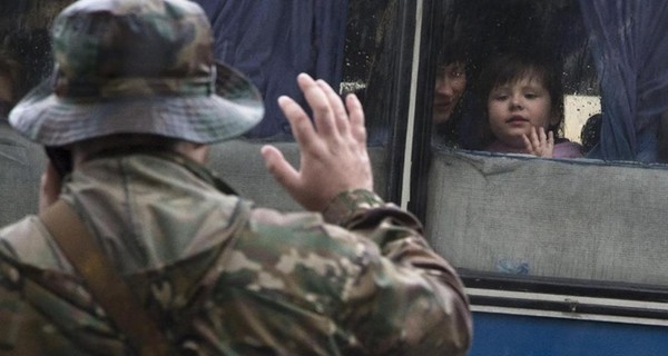 Из Луганской области под обстрелами эвакуировали детей