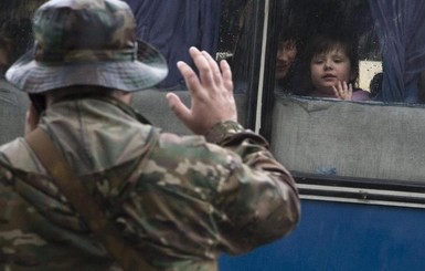 Из Луганской области под обстрелами эвакуировали детей