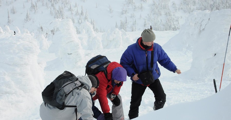 В Карпатах сноубордистов накрыло снежной лавиной