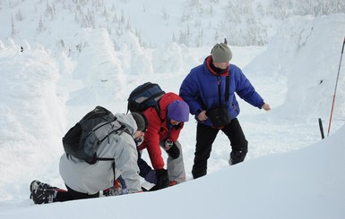 В Карпатах сноубордистов накрыло снежной лавиной
