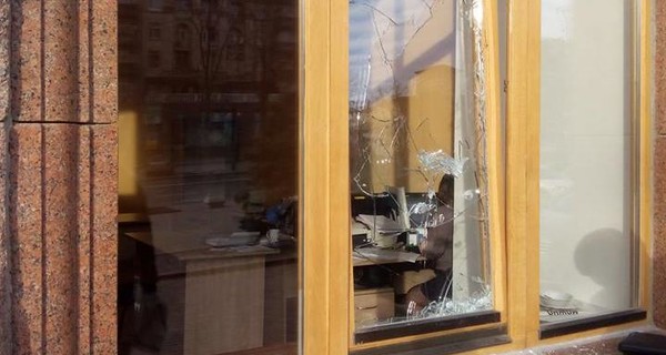 В Киеве разбили окно на первом этаже мэрии