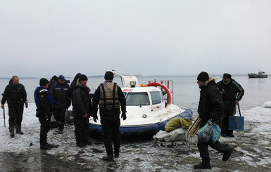 15 человек ночевали на дрейфующей льдине посреди штормящего Кременчугского водохранилища