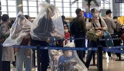 Китайцы защищаются от коронавируса, надевая на голову пакеты