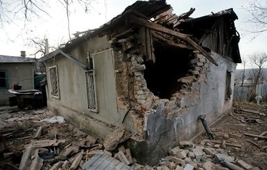 В Донецке полыхает пожар, а в Авдеевке обстрелом накрыло городской рынок