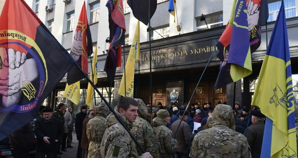 В Киеве под ГПУ бойцы-добровольцы требуют отставки Яремы