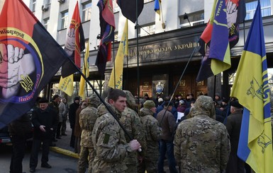 В Киеве под ГПУ бойцы-добровольцы требуют отставки Яремы
