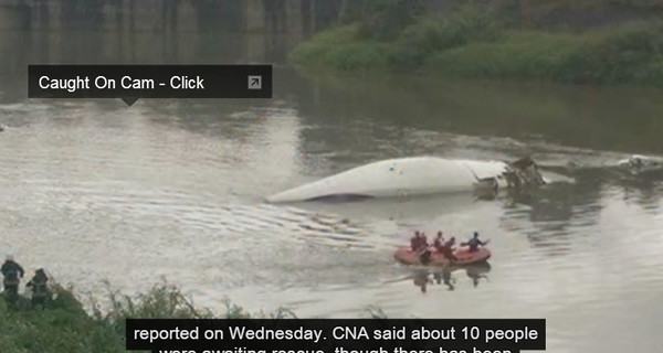 В Тайване пассажирский самолет упал в реку возле шоссе, не менее 8 погибших