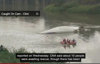 В Тайване пассажирский самолет упал в реку возле шоссе, не менее 8 погибших