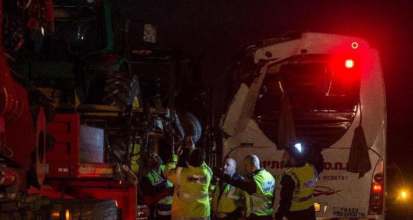 В Израиле грузовик протаранил автобус с пассажирами