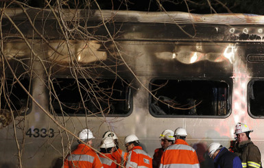 В США  пассажирский поезд протаранил автомобиль и загорелся
