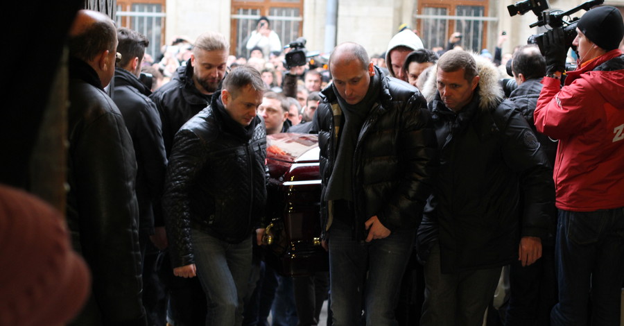 Похороны Кузьмы Скрябина: у церкви выстроилась очередь в 200 метров